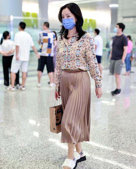 陶虹|陶虹中年不输气质，花衬衫配百褶裙优雅十足，只是难掩小肚子曲线