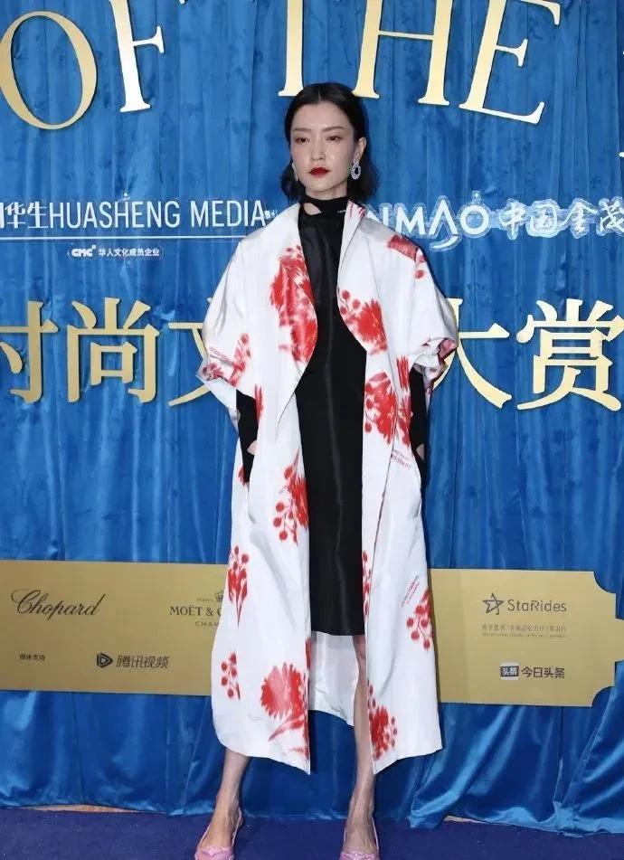 张雨绮|红毯斗艳，刘诗诗久违性感，倪妮40万豪表，不及张雨绮超低事业线