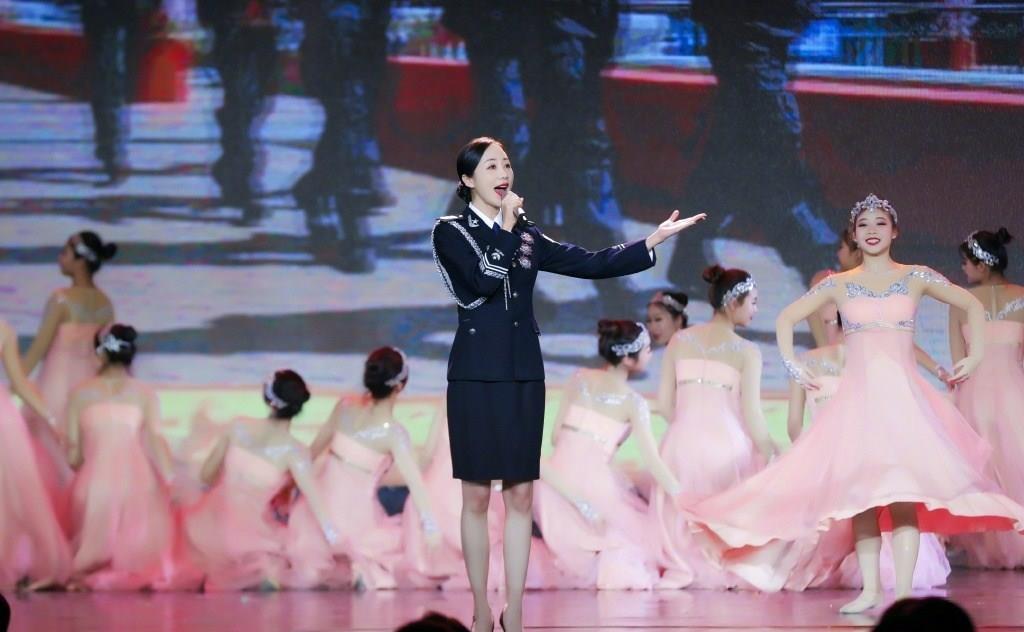 韩雪|37岁韩雪新造型媲美“女警”，罕见警礼服上节目，美得差点认不出