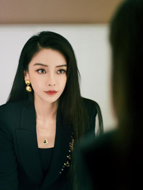设计|baby罕见这么帅气，穿一身黑西装内搭抹胸，硬是凹出大姐大气场