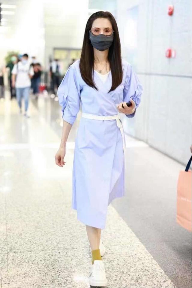 设计|李若彤“扮嫩”是一刻都不停，55岁依旧走小姑娘路线，敢穿就服她