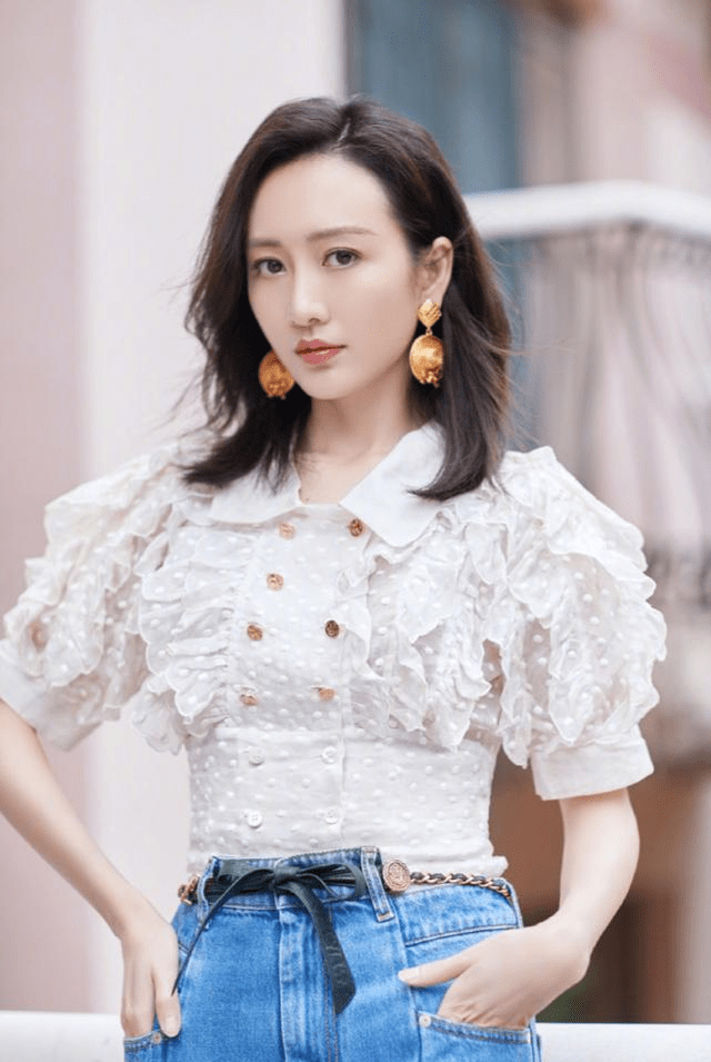 高手|37岁王鸥真是穿搭高手，简单的蕾丝上衣，意外穿出高级感