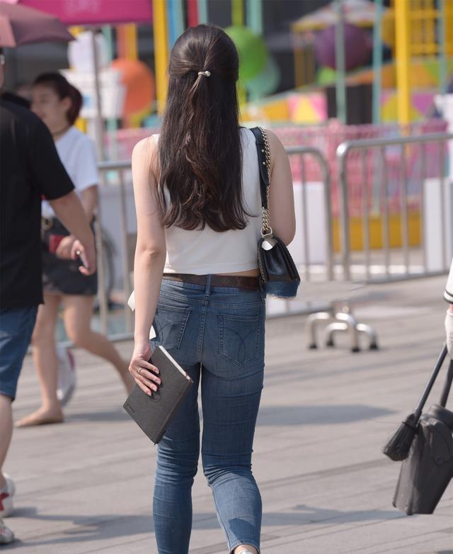 黑色|棕色吊带衫搭配蓝色牛仔裤，颜色搭配合理，非常耐看