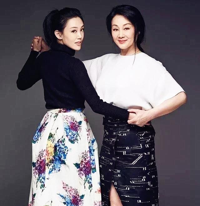 身材|王姬商演好出彩,穿蓝色衬衫配白裙好优雅,和女儿同框似同龄人