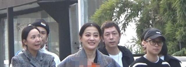 黑色|梅婷素颜现身街头，穿着普通并不起眼，但全身都散发优雅气质