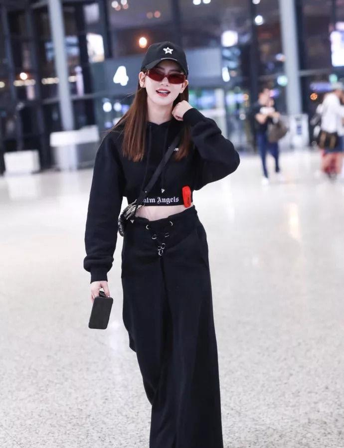 卫衣|倪妮用卫衣配阔腿裤好俏皮，少女感十足，小个子麻烦请跟周冬雨学