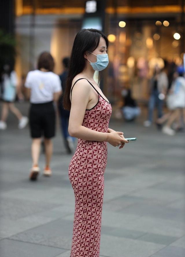 黑色|对于颜色浓重的连衣裙，可以搭配上围巾或者马甲