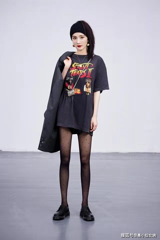 杨幂|“少女感”给杨幂太多自信，“外长里短”够洋气，小鸟腿最抢镜