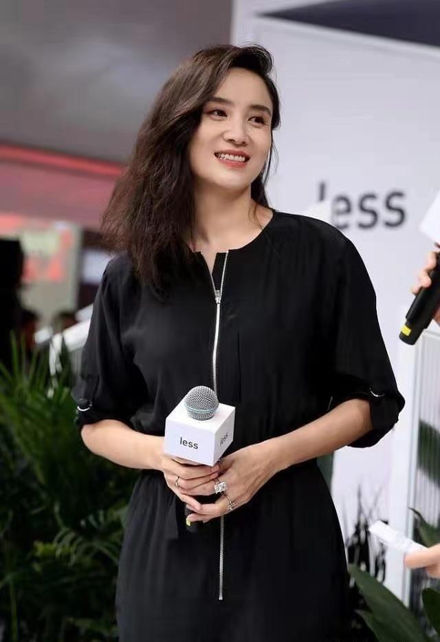 实力派|宋佳气质确实高级，极简连衣裤打扮也这么气场，到底是实力派女星
