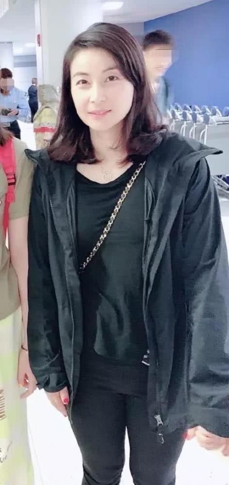 黑色|郭晶晶隔离完现身玩滑板车，梨型身材就不该穿紧身裤，腿短又粗！