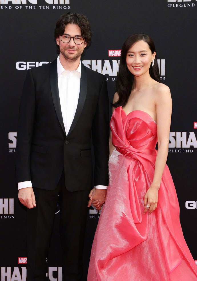 姐妹|陈法拉生娃后久违亮相，穿抹胸裙瘦到撑不起，“纸片身材”太高级