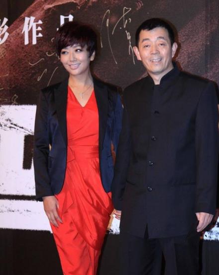 活动|江珊几乎素颜出席活动,鲜艳红衣减龄不少,全靠穿搭拉高颜值