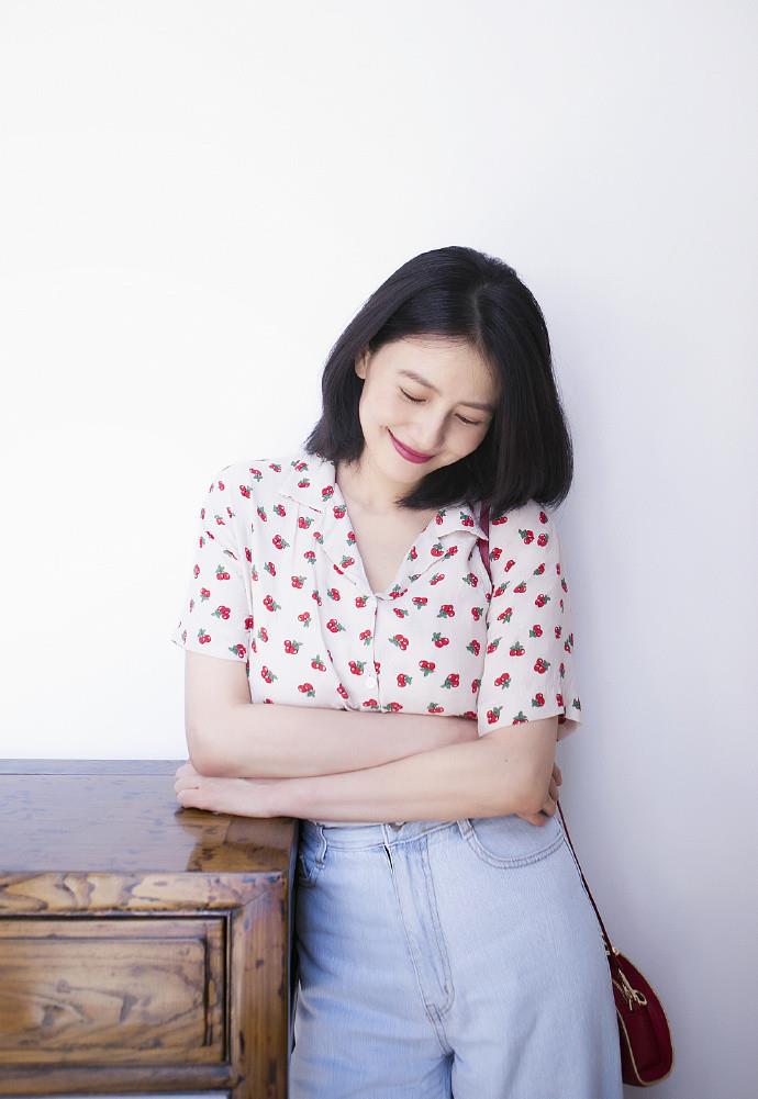 女神|高圆圆复出太接地气，穿3百衬衣配紫嘴唇拍照，这打扮女星里罕见