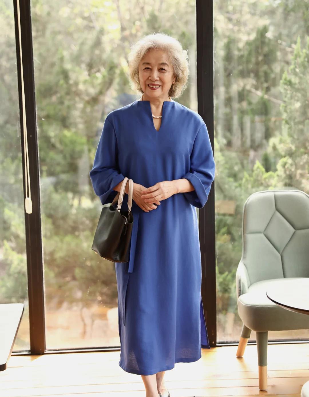 中老年|这才是65岁后女人高级的打扮:“膝下裙+平底鞋”,优雅又舒适