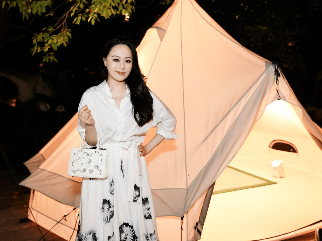 贵妇|章小蕙才是真正的“上流贵妇”，穿白衬衫配半身裙，高贵又优雅