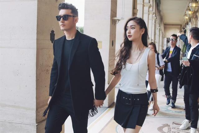 一身|黄晓明夫妇牵手亮相，一身黑造型霸道总裁范，妻子长发显小鸟依人
