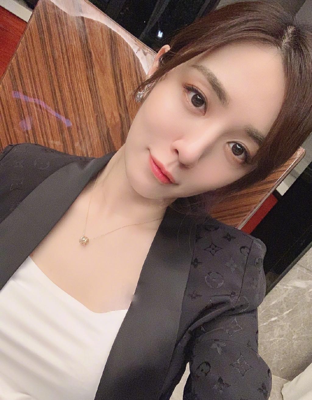 身材|王晓晨体重瘦回86斤，穿黑西装少女感都溢出了，胖瘦之间自由切换