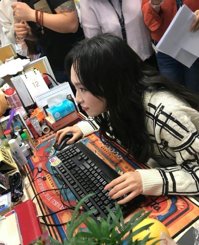 个性|唐嫣产后首次直播当“客服”，毛衣短裙秀电线腿，办公室女生看酸