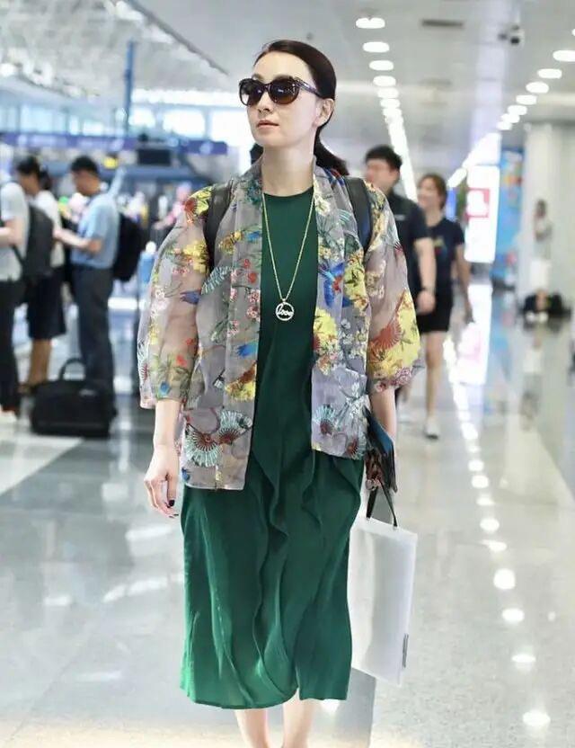 身材|在机场拍到陶虹，穿衬衫扎腰突出小肚子，身材是有赘肉但气质好！