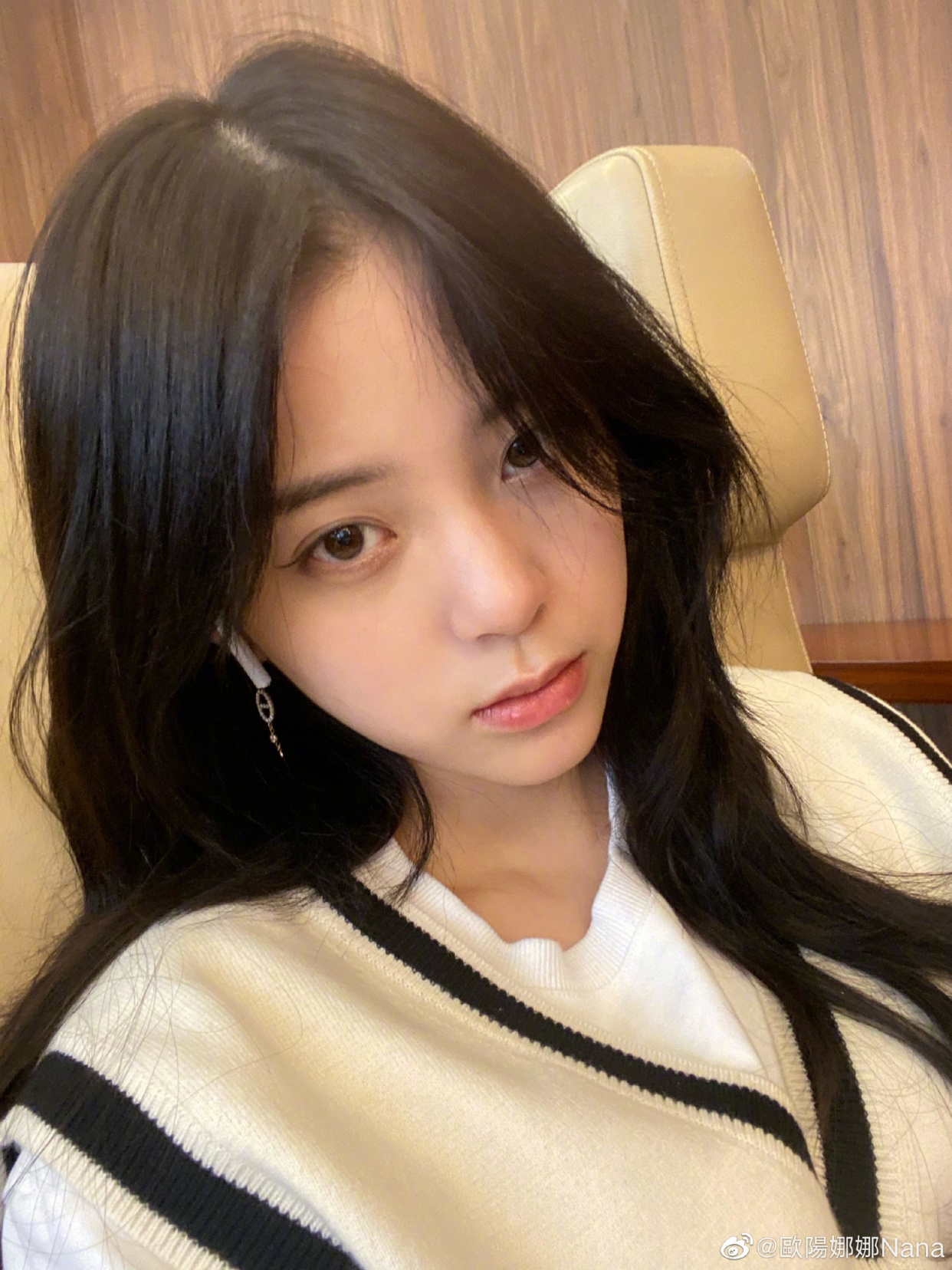 自拍|女明星拍照的两种状态,摆拍妆容精致还精修,自拍素颜且直男角度