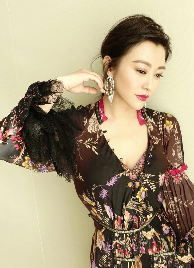 连衣裙|郝蕾穿碎花连衣裙特别有韵味，既性感又浪漫，女人味十足