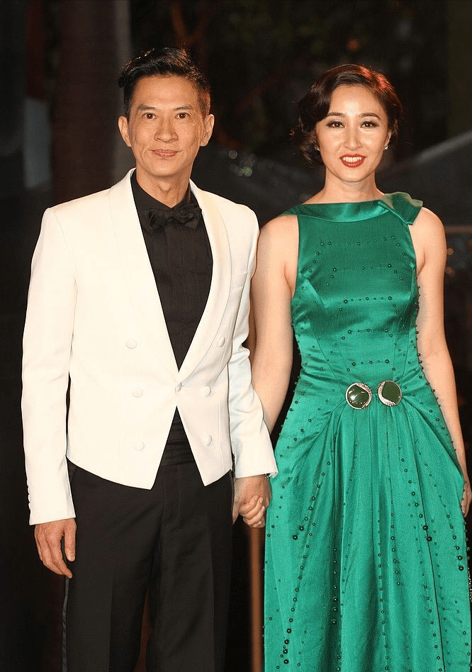 老公|快60岁的关咏荷风韵不减，穿背心裙和老公同框，身材肉肉的但挺美