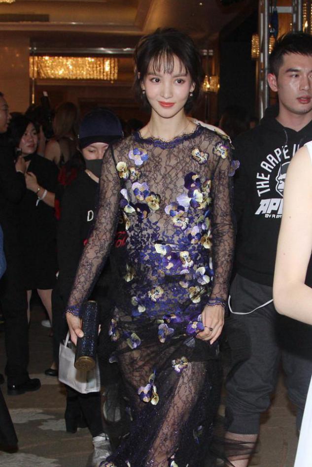 花瓣|金晨胆儿真肥，穿蕾丝透视裙仅靠几瓣花朵遮，裙摆太长无奈用手提？