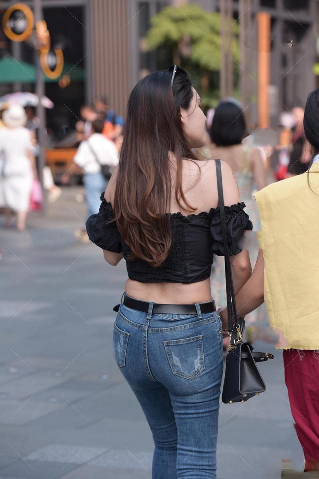 浅绿色|街拍：小姐姐开发式年轻的美，经典牛仔裤配黑色上衣，知性而美丽