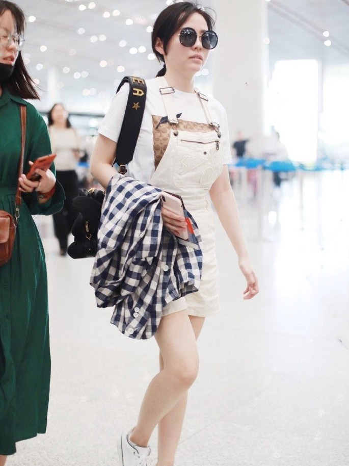 青春|张靓颖还挺会扮嫩的，T恤搭配背带裤甜美减龄，单身后状态更好了！