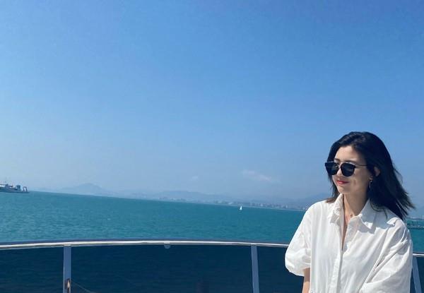 黑色|汪峰15岁大女儿太惊艳!露脐装搭长裤秀曼妙身材,已初显女人味