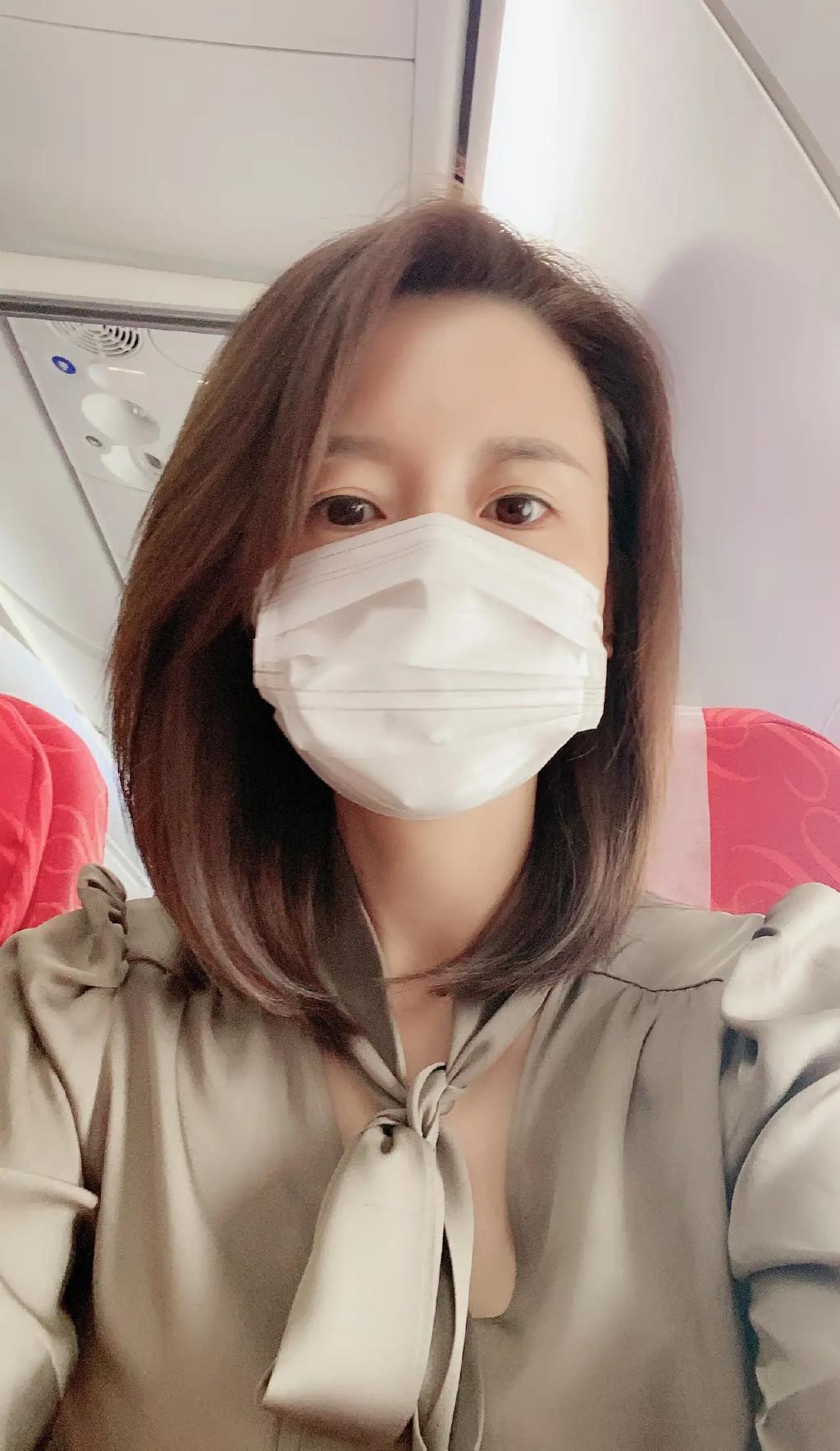 张蕾|央视主持张蕾不上班真时髦，穿五分裤配空衫出差，苗条身段太出挑