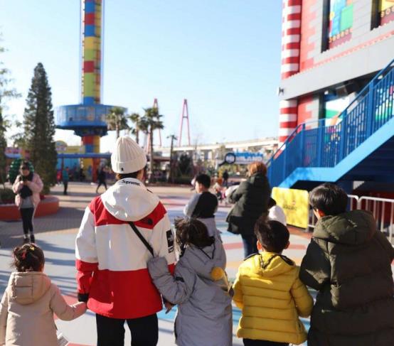 样式|孙俪携儿女一同出游,身着千元外套配平价鞋,配色惹眼很有年轻感