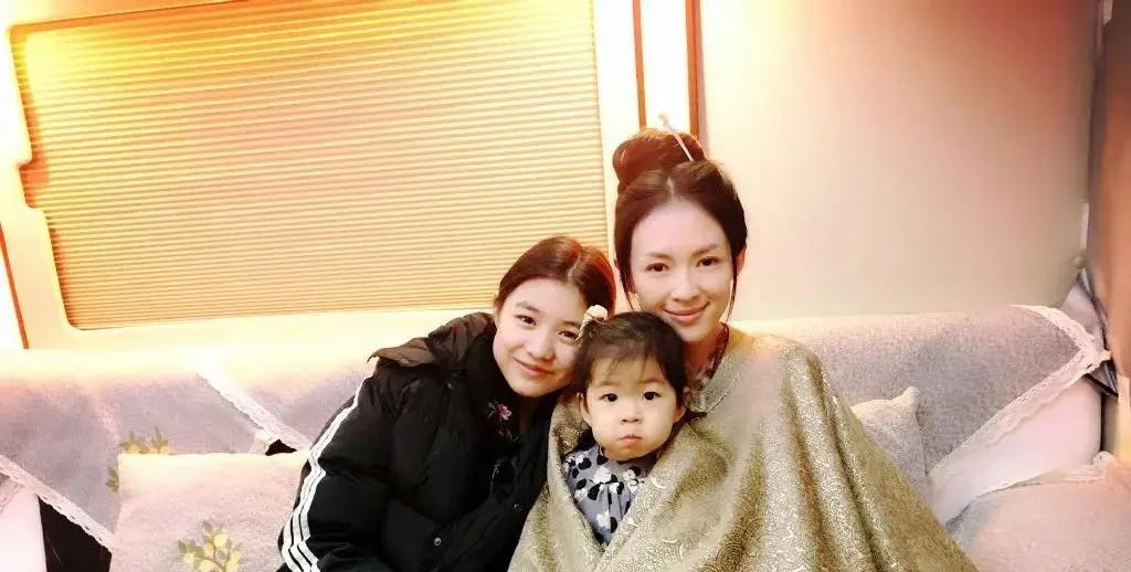 黑色|汪峰带女儿出镜!穿白T剃板寸真时髦,15岁长女颜值不输女明星