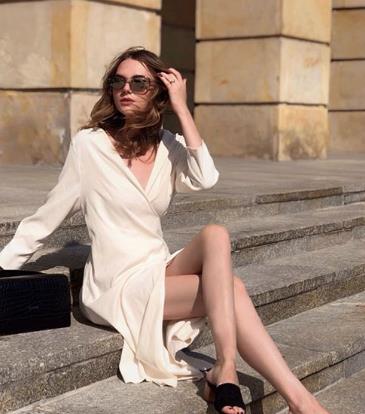 下岗|渣女裙下岗了！2021最流行穿“仙女缎面裙”，好看又高级！