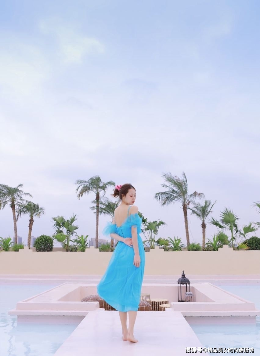 身材|一袭蓝色吊带裙甜美减龄，让你时刻都能显瘦
