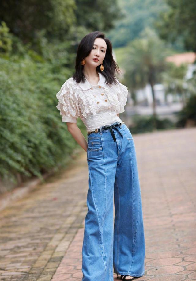 高手|37岁王鸥真是穿搭高手，简单的蕾丝上衣，意外穿出高级感