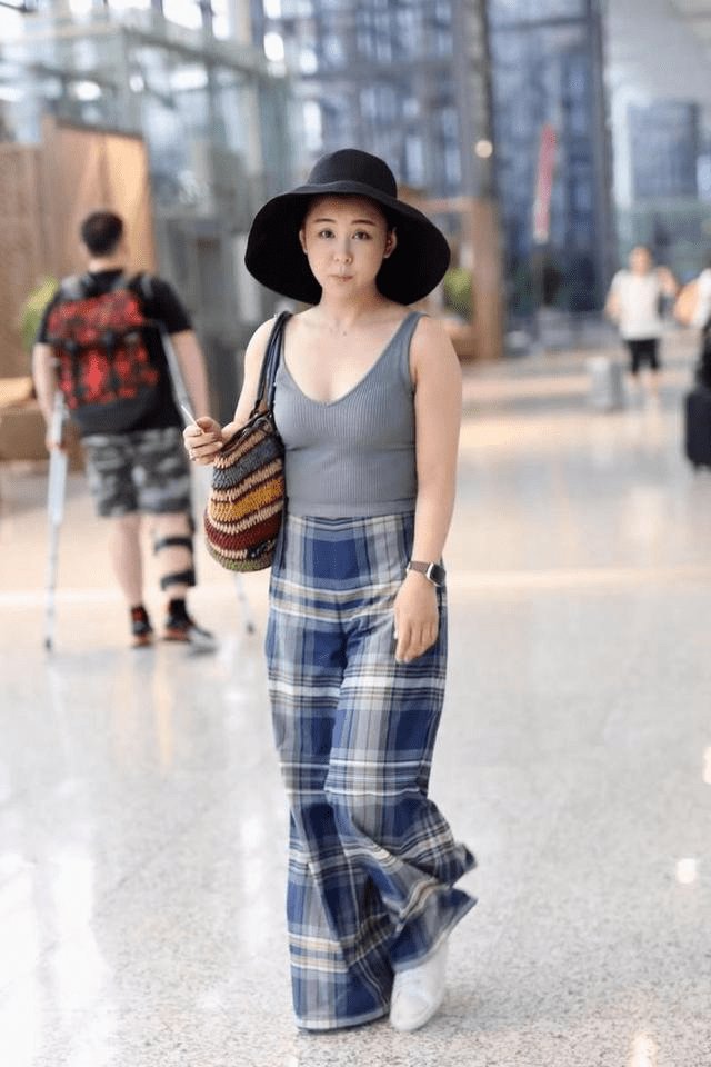 李小萌|35岁李小萌亮相机场，身材发福要穿阔腿裤遮肉，但童颜还是很耐看