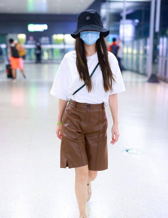 黑色|杨颖生图颜值很抗打,黑色连衣裙+拖鞋接地气,这些搭配洋气十足