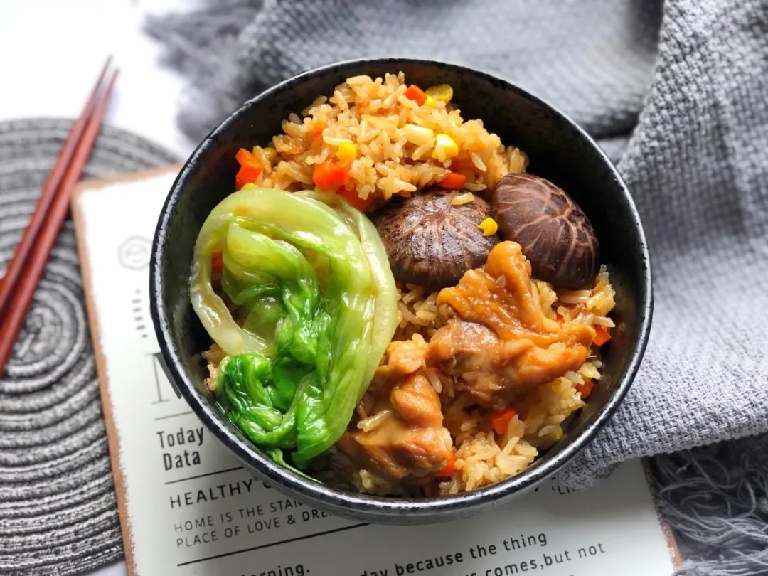 做法|家有电饭锅就能做！不放油、不加水，一撕脱骨，连吃8个都不够！
