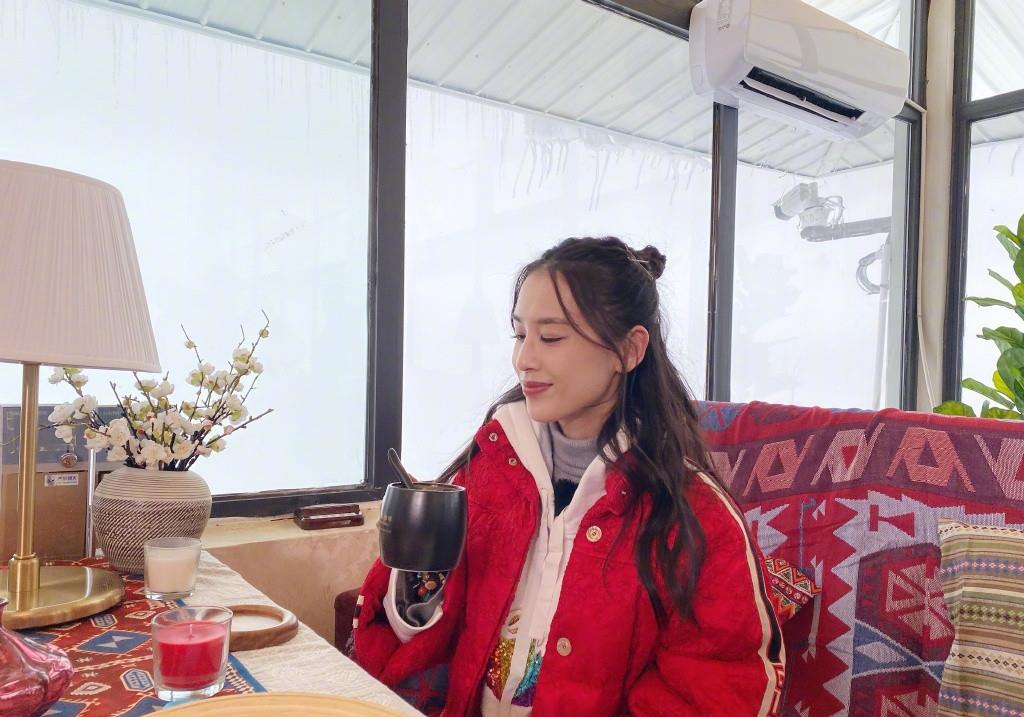 细节|37岁黄圣依雪中漫步，大雪天穿光腿裤秀电线腿，同事随拍美到发光