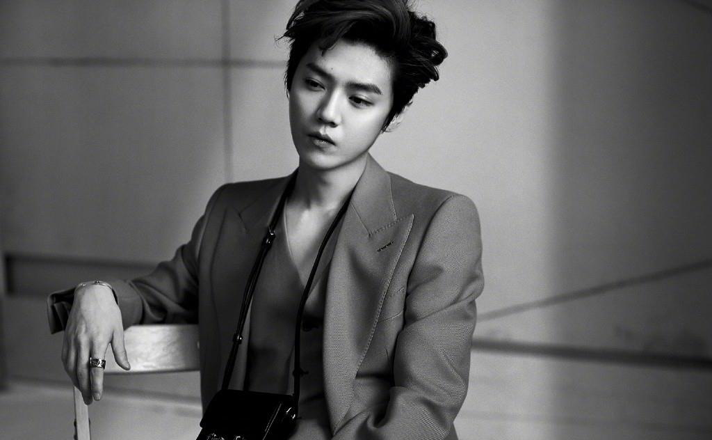 新造型|鹿晗新造型太“时尚”，罕见甜美西装秀事业线，真比关晓彤还撩人