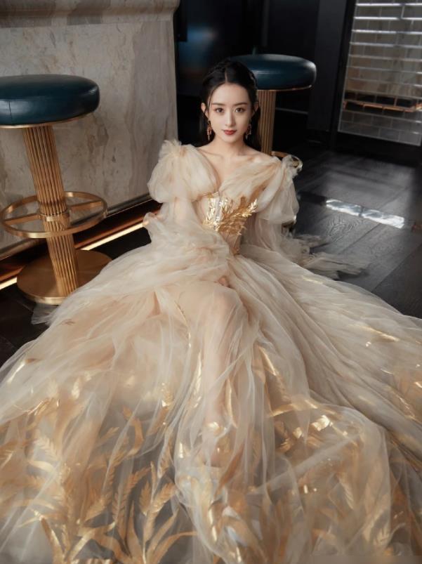 亮片|赵丽颖是刚出逃的公主吧，金色礼服裙好耀眼，真是美成“仙女”了
