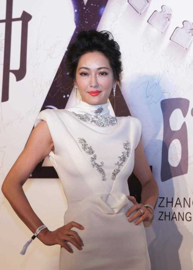 好身材|53岁的孟广美气质出众，穿一袭白色无袖曳地长裙亮相，尽显好身材