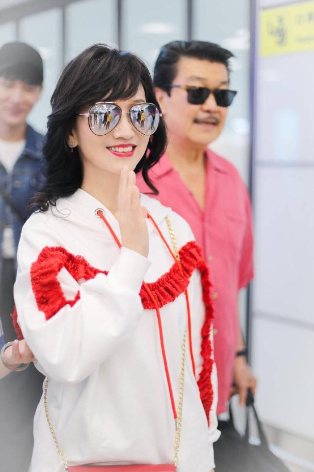 身材|赵雅芝穿得再嫩也架不住年龄感，学小姑娘下衣失踪，细长腿仍惹眼！