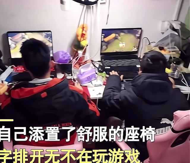 这是一间大学生宿舍,不知道的还以为进入了网吧,为了打游戏能舒服一些