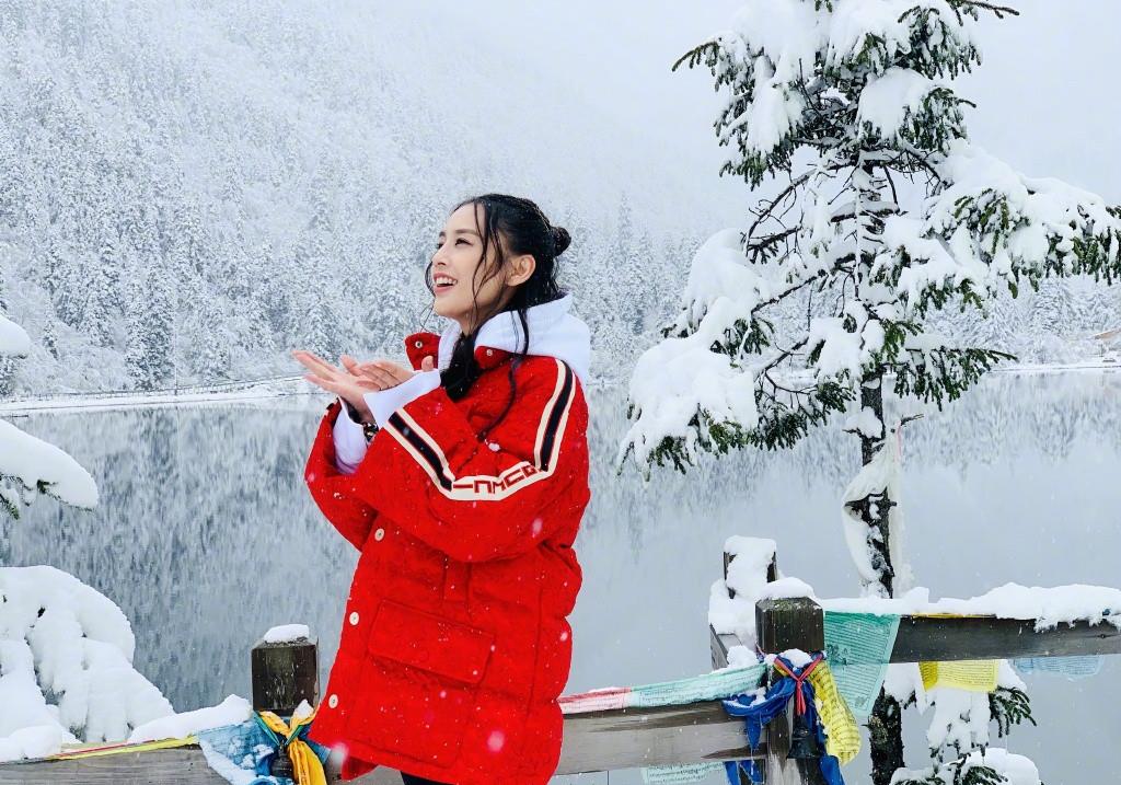 细节|37岁黄圣依雪中漫步，大雪天穿光腿裤秀电线腿，同事随拍美到发光