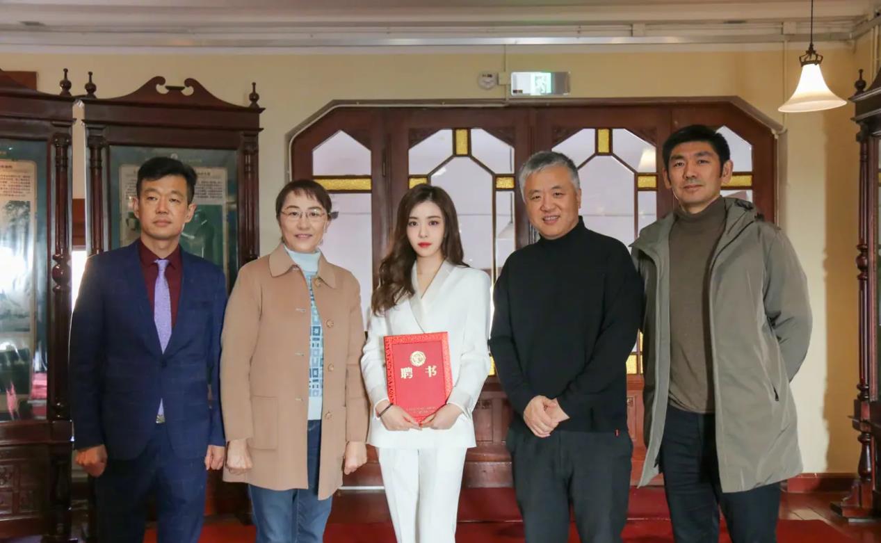 套装|王晓晨太给自己长脸，穿西装回娘家担任旅游大使，罕见大红唇美翻