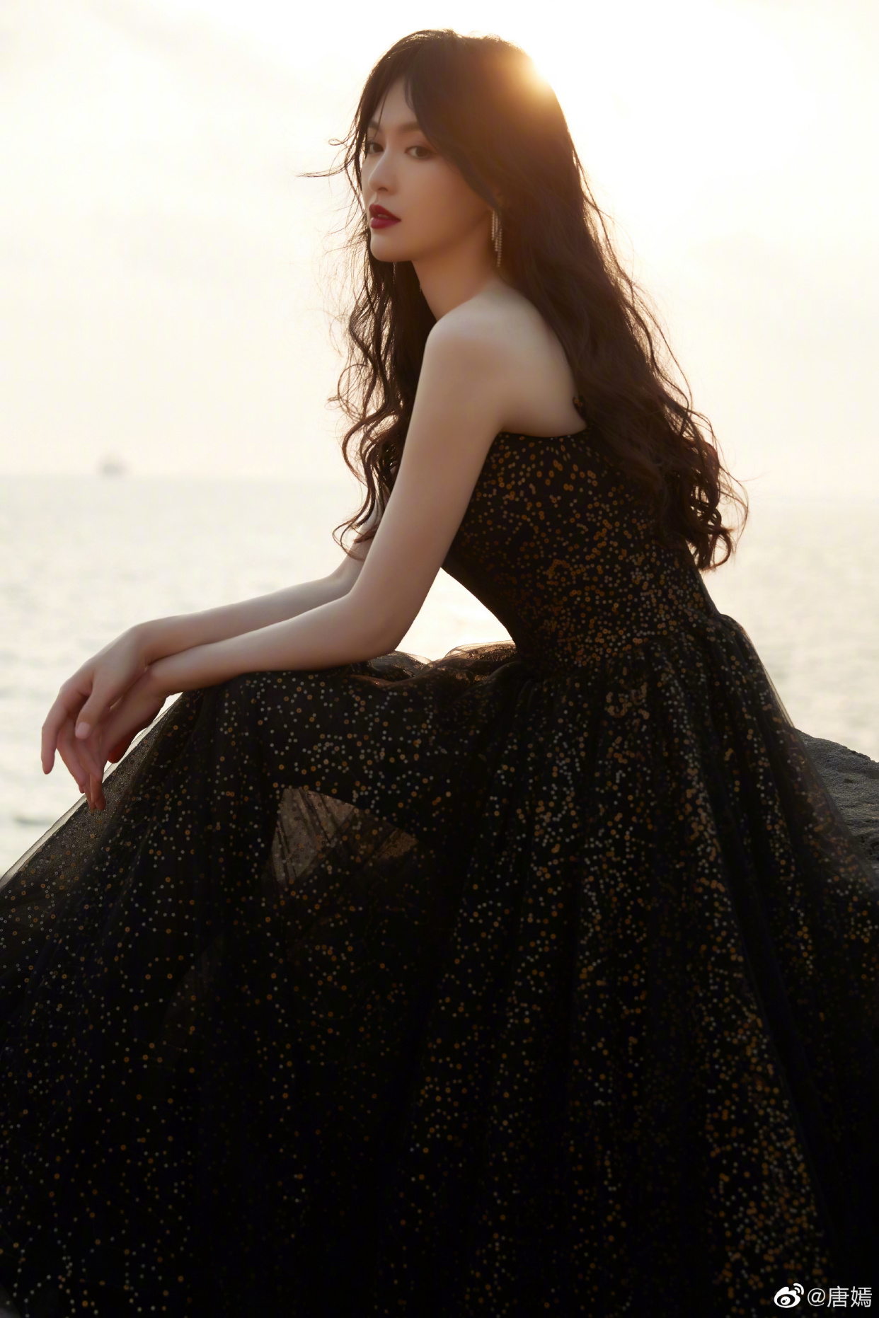 自拍|女明星拍照的两种状态,摆拍妆容精致还精修,自拍素颜且直男角度