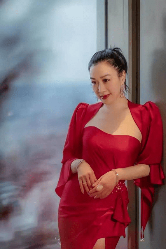 公婆|真替钟丽缇捏把汗，在公婆面前还这么敢穿，裙摆开叉短到大腿根了！