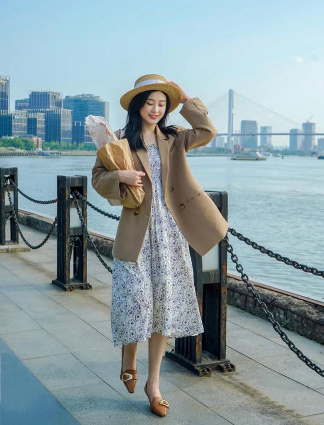 驼色|秋天驼色西装外套搭配打底碎花裙清清爽爽，高级又很温柔的颜色